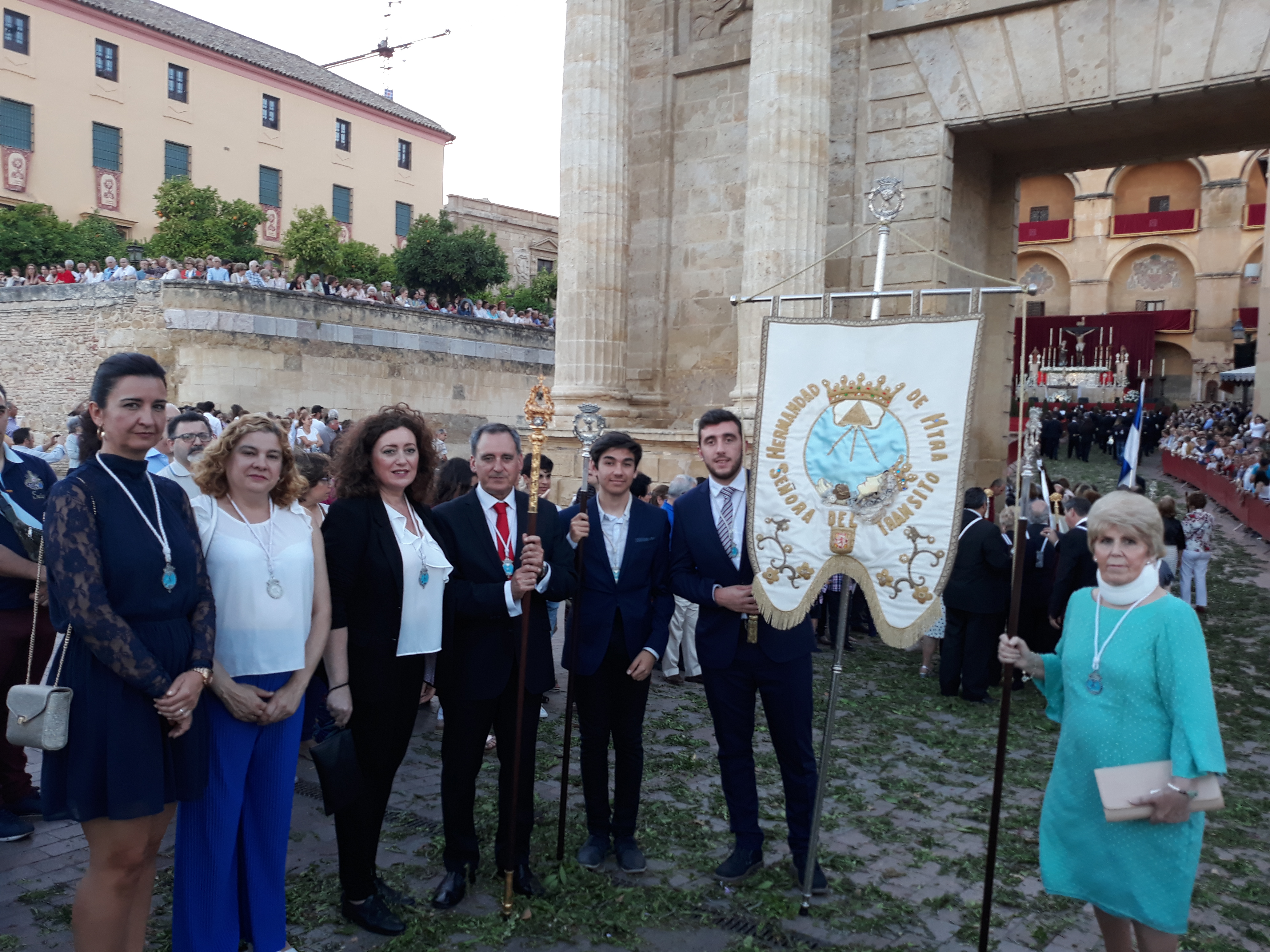 ACOMPAÑAMOS AL SANTISIMO